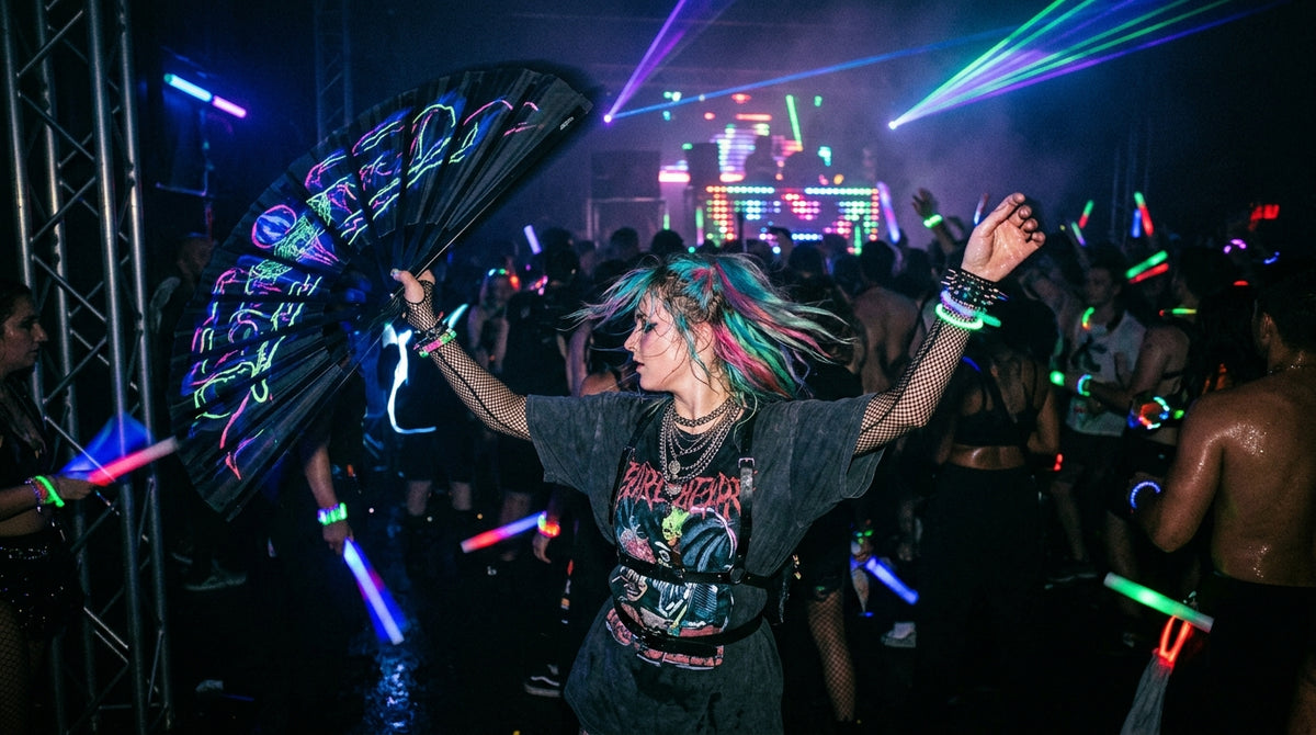 Raver schwingt einen XXL Rave-Fächer im Club
