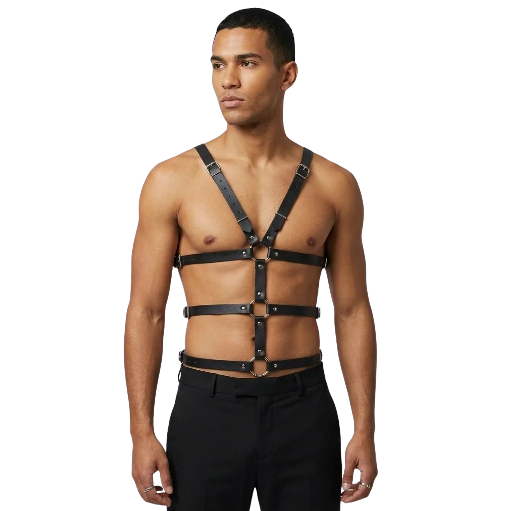 Schwarzer Urban Warrior Männer Harness mit Querriemen, Vorderansicht am Model
