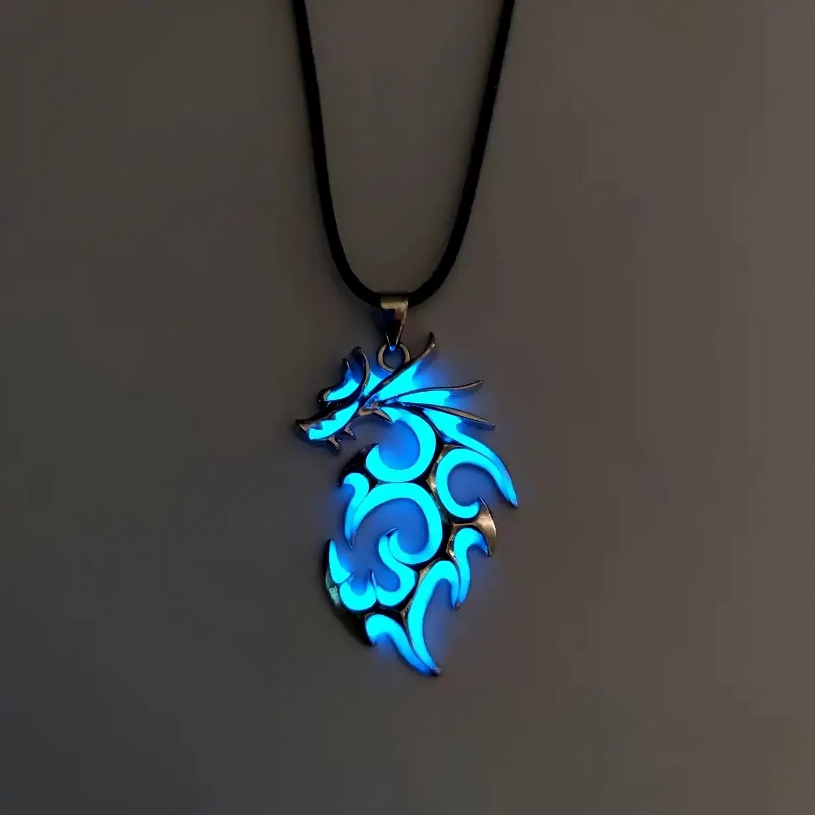 Fluoreszierende Drachenkette – Leuchtender Festival & Rave Hingucker