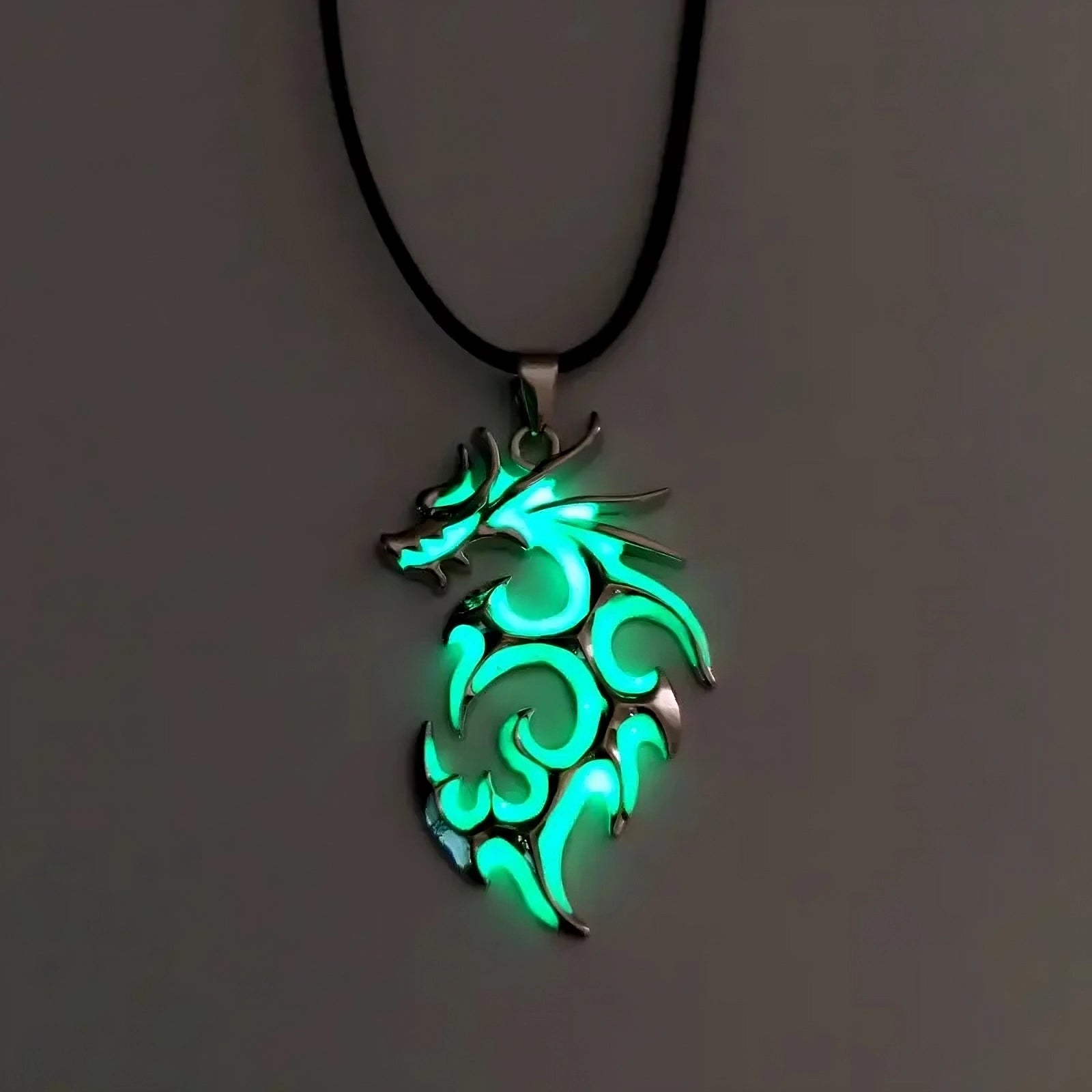Fluoreszierende Drachenkette – Leuchtender Festival & Rave Hingucker