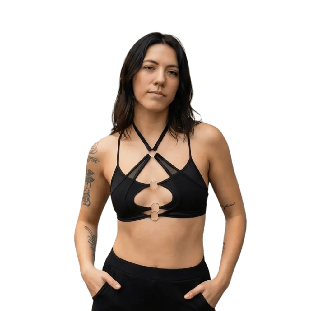 Model in X-Strap Mesh Bralette, freigestellt, Rave Fashion