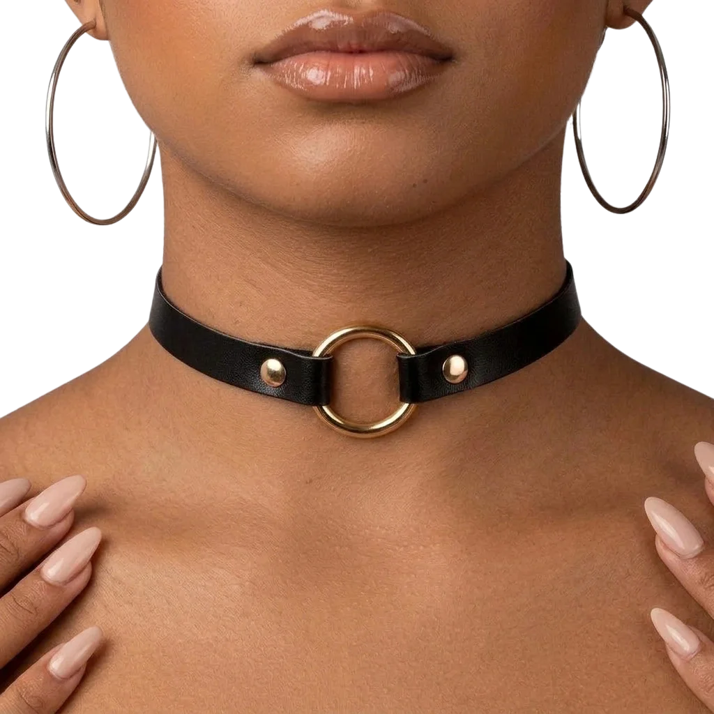 Schwarzer Choker Golden Circle mit goldenem Ring, Nahaufnahme am Model
