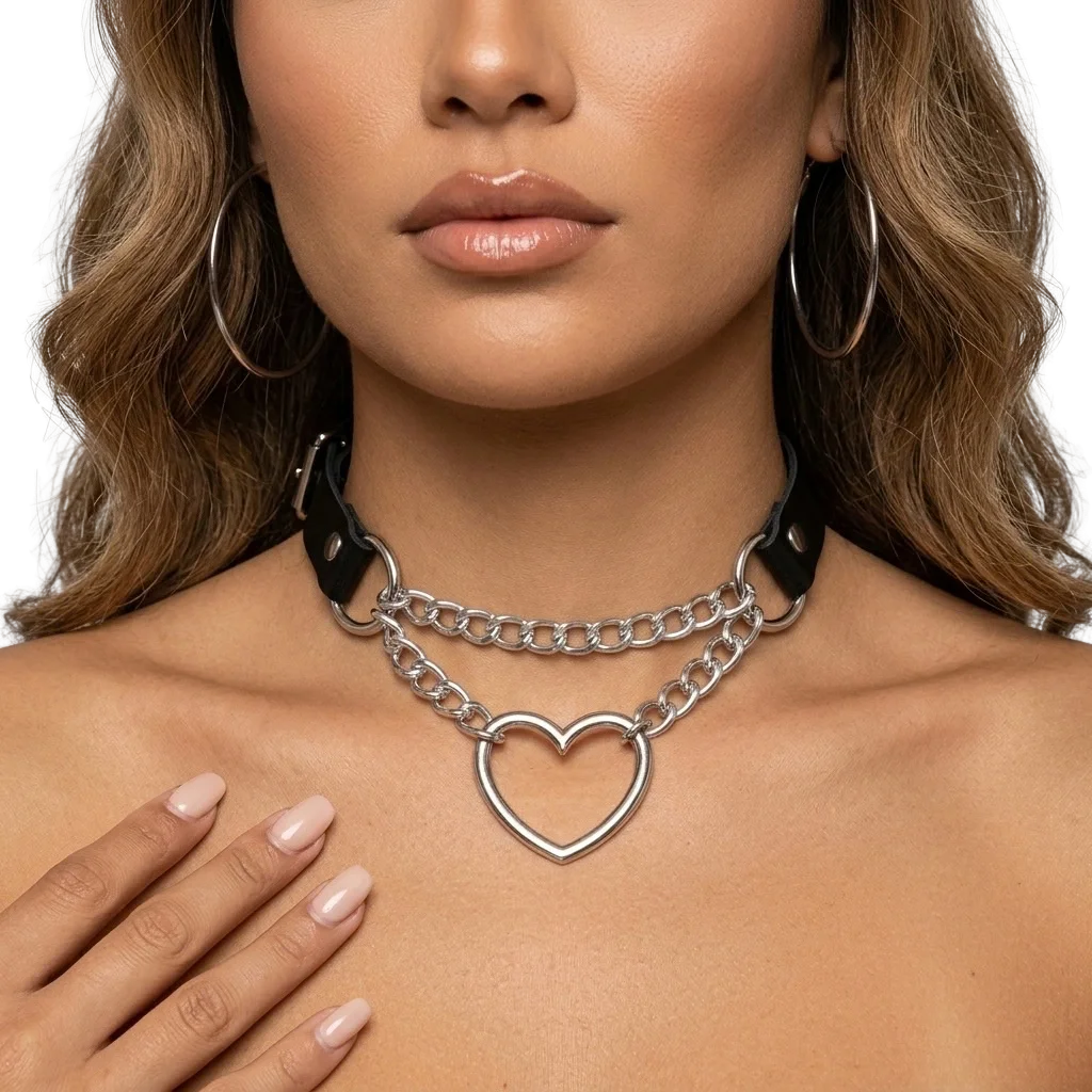 Love Beat Choker mit silbernem Herz und doppelter Kette, Nahaufnahme am Model