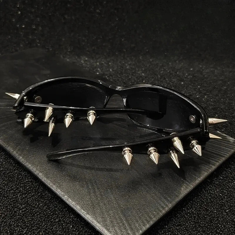 Spiked Techno Shades – Schwarze Sonnenbrille mit Spikes