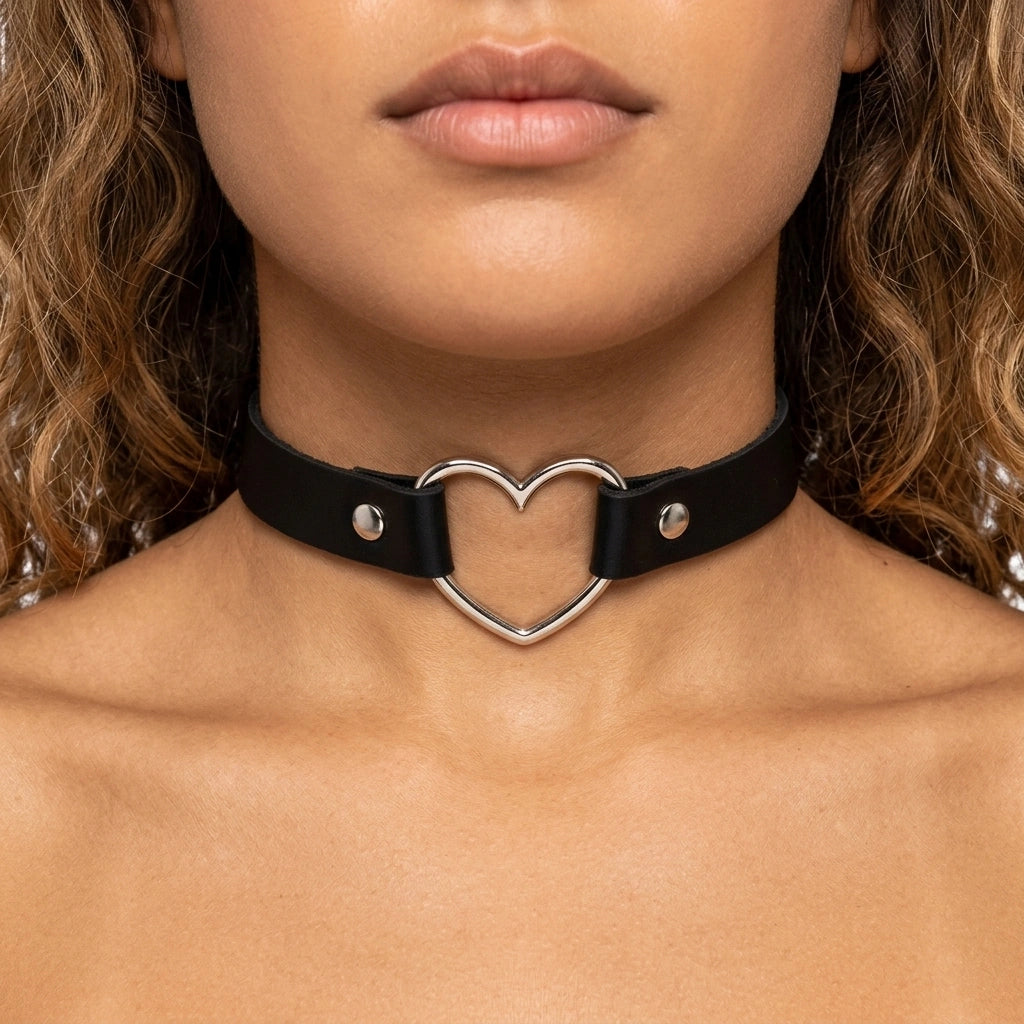 Schwarzer Heartbeat Choker mit silbernem Herz-Ring, Nahaufnahme am Hals