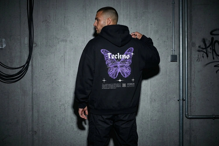Unten Bild - techno-essentials-oversize-hoodie-ohne-kordel-butterfly-editorial.webp