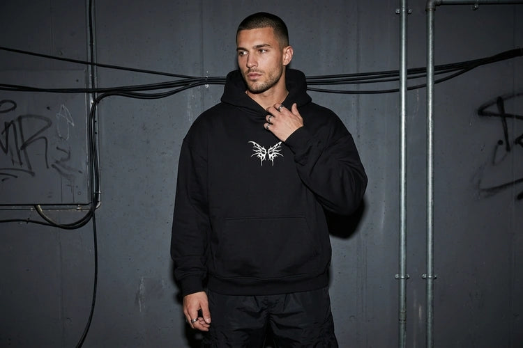 Unten Bild - techno-essentials-oversize-hoodie-ohne-kordel-tribal-editorial.webp