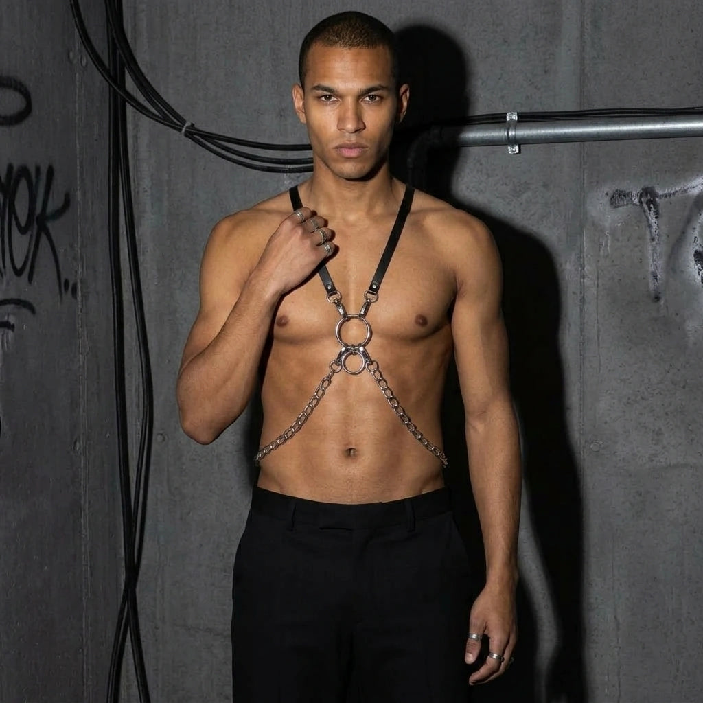 RaveMaster Harness, Vorderansicht am Model vor Betonwand