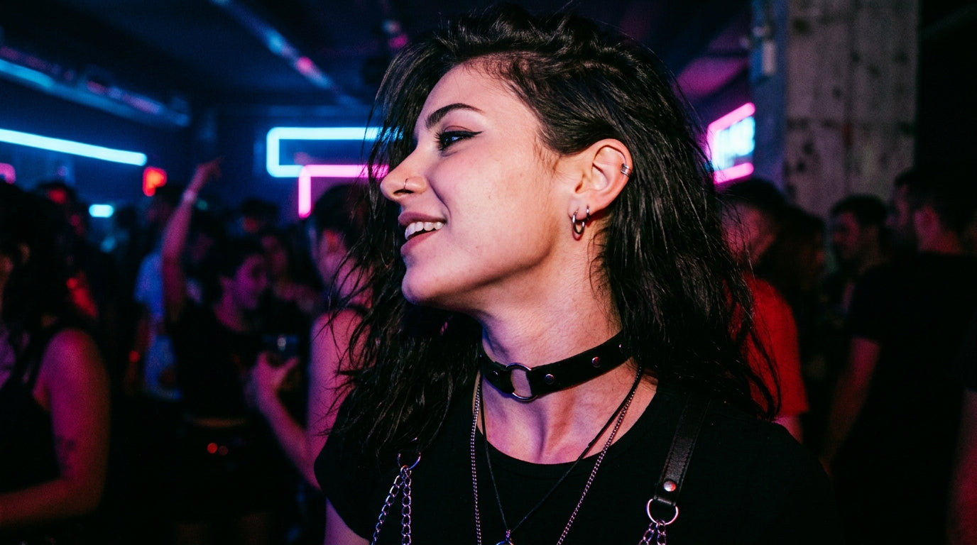 Person mit schwarzem Choker im Techno-Club