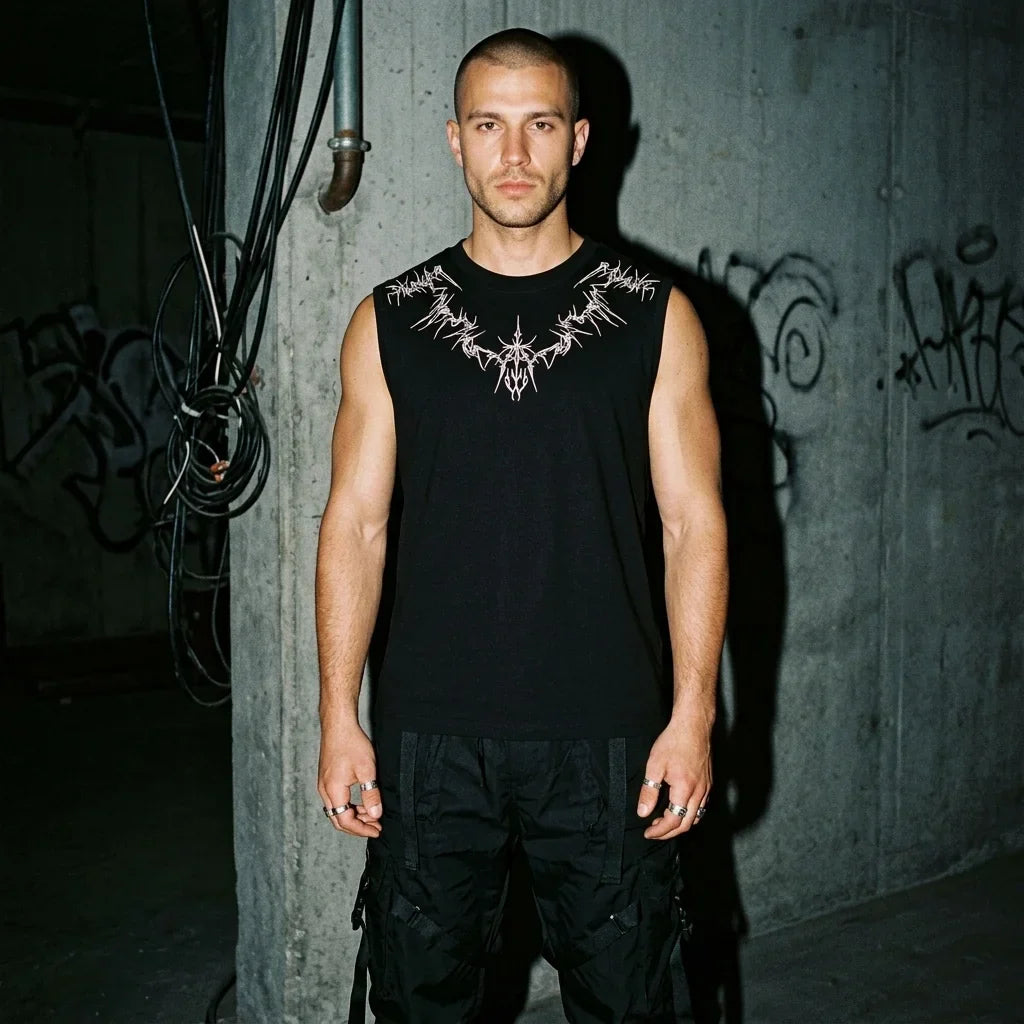 Herren Tanktop mit Tribal-Print vor Betonwand