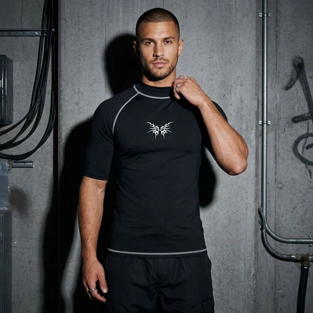 Herren Funktionsshirt mit Tribal-Print vor Betonwand