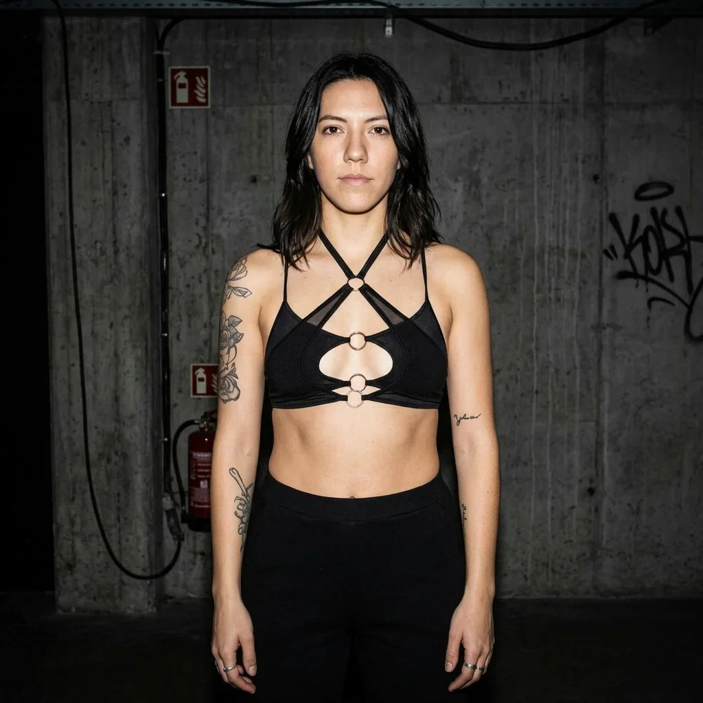 Damen Mesh Bralette mit Ringen vor Betonwand
