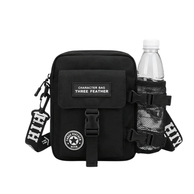 Schwarze Umhängetasche Urban Bottle Bag mit Flasche im seitlichen Netzfach, Vorderansicht
