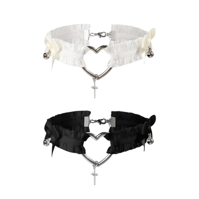 Set Herz Strumpfband in Schwarz und Weiß, Flatlay