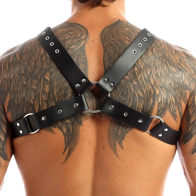 Schwarzes Iron Pulse Harness, Rückansicht am Model