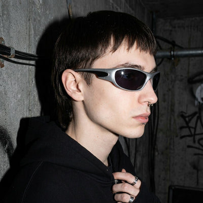 Silberne SonicVision Schnelle Brille am Model, Dreiviertelansicht 