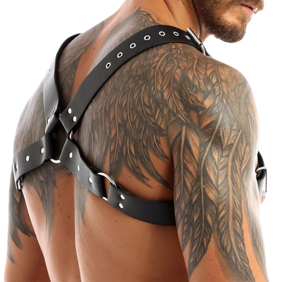 Schwarzes Iron Pulse Harness mit O-Ringen, Rückansicht schräg am Model