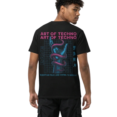 Schwarzes Art of Techno T-Shirt mit pink-blauem Rückenprint am Model, Rückansicht