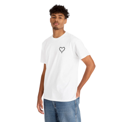 Weißes Liebe brennt T-Shirt am Model, Vorderansicht 