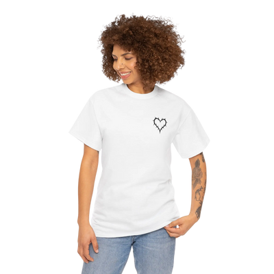 Weißes Liebe brennt T-Shirt am weiblichen Model, Vorderansicht 