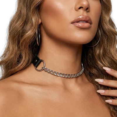 Techno Chain Choker mit Ring und silberner Kette, Nahaufnahme am Hals