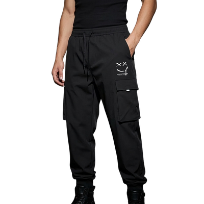 Schwarze Smiley Utility Cargo Hose mit Smiley-Print, Vorderansicht am Model