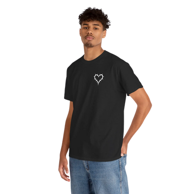 Schwarzes Liebe brennt T-Shirt am Model, Vorderansicht 