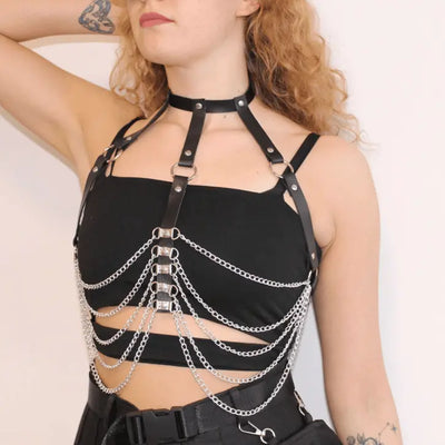 Techno Chain Harness über schwarzem Top, Vorderansicht am Model mit erhobenem Arm