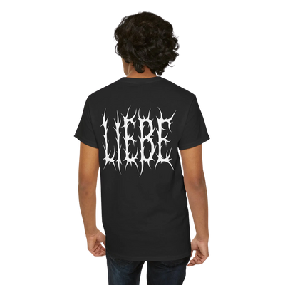 Schwarzes Liebe brennt T-Shirt am Model, Rückansicht 
