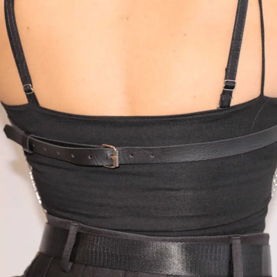 Chain Harness mit Schnallenriemen am Rücken, Rückansicht am Model