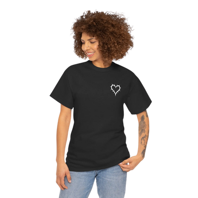 Schwarzes Liebe brennt T-Shirt am weiblichen Model, Vorderansicht 