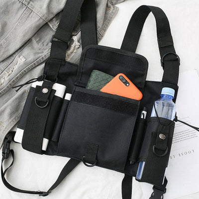 Schwarze Bass Buddy Brusttasche mit offenen Fächern, Handy und Flasche, Detail