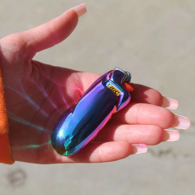 Mehrfarbig schillernde Chromglanz Feuerzeughülle in der Hand