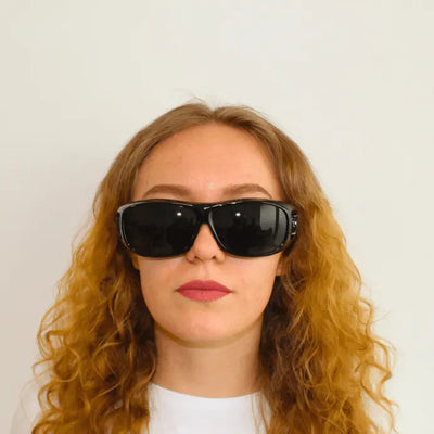 DoubleVision Fun-Brille Schwarz mit dunklen Gläsern am Model, Vorderansicht