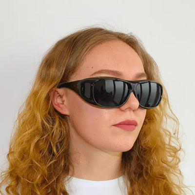 DoubleVision Fun-Brille Schwarz mit dunklen Gläsern am Model, Seitenansicht