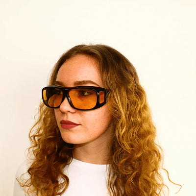 DoubleVision Fun-Brille Schwarz/Orange mit orangen Gläsern am Model, Seitenansicht