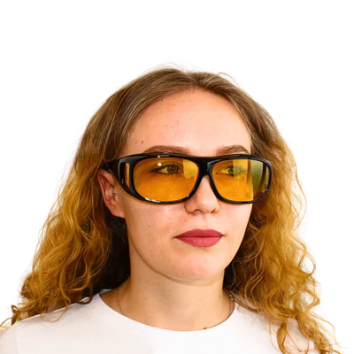 DoubleVision Fun-Brille Schwarz/Orange mit orangen Gläsern am Model, Vorderansicht