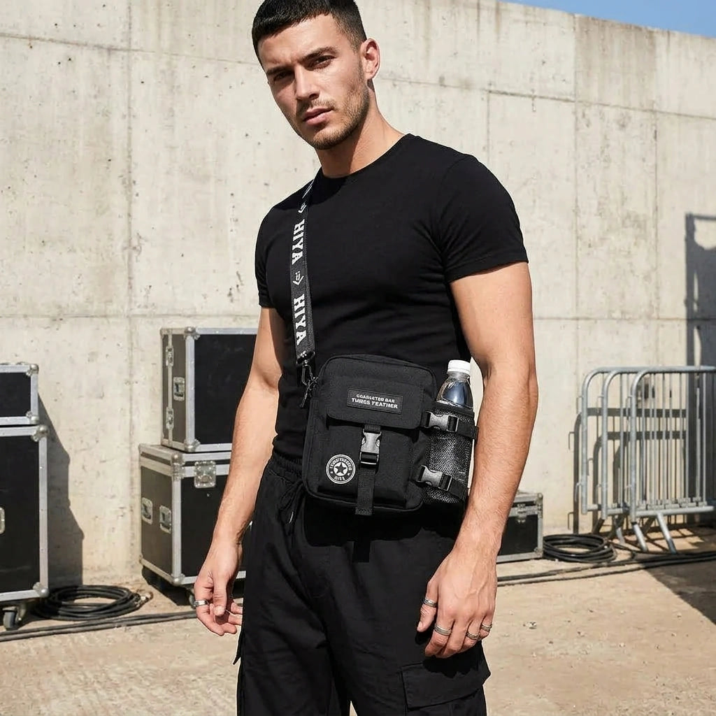 Schwarze Urban Bottle Bag quer über der Brust am Model, Vorderansicht