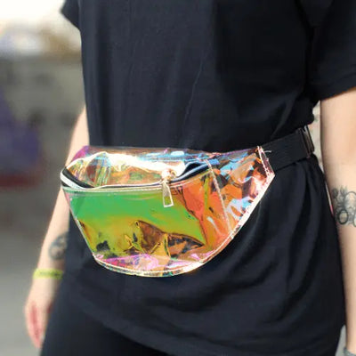 Durchsichtige holografische Bauchtasche an der Hüfte am Model