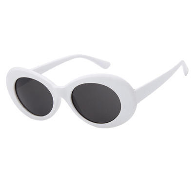 Weiße ElectroNerd Retro Brille mit ovalen dunklen Gläsern, Schrägansicht
