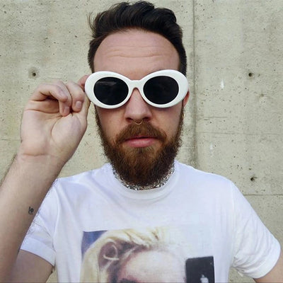 Weiße ElectroNerd Retro Brille am Model, Vorderansicht