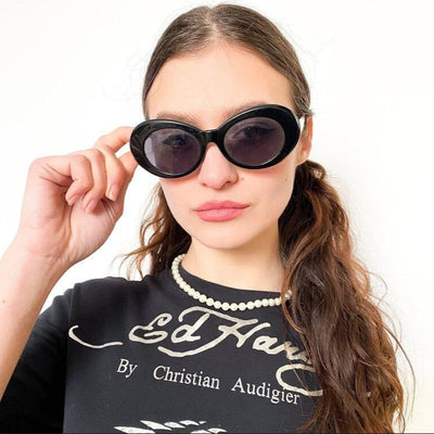 Schwarze ElectroNerd Retro Brille am Model, Vorderansicht