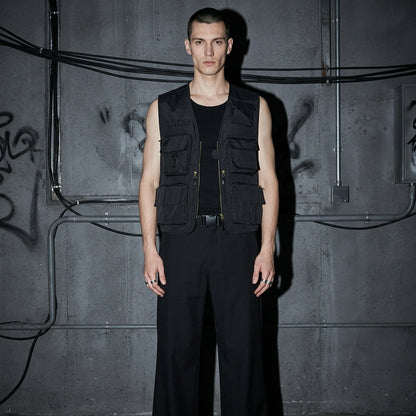 Model frontal in schwarzer Tactical Utility Weste, Techno Outfit