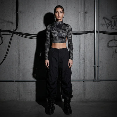 Model in Dragon Night Backless Longsleeve, schwarze Hose, Club-Setting, Techno, Rave-Style