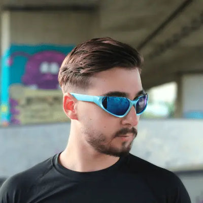 Blaue FutureWave Rave-Brille am Model, Seitenansicht
