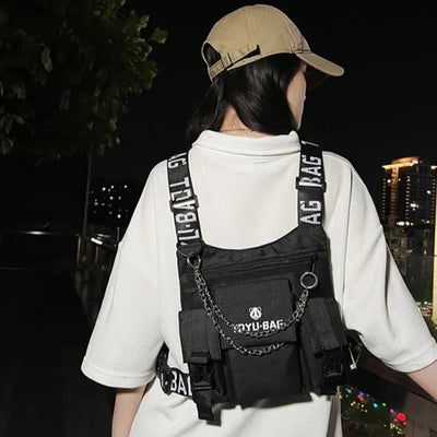 Groove Guard Brusttasche am Model, Rückansicht mit gekreuzten Gurten