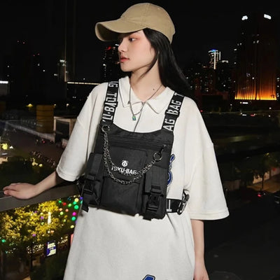 Groove Guard Brusttasche über weißem Shirt, Vorderansicht am Model