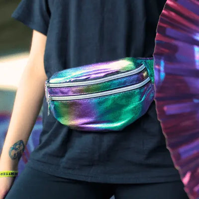 Holografische Bauchtasche Rainbow Holo an der Hüfte am Model