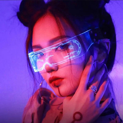 LED Brille am Model, leuchtend in Blau