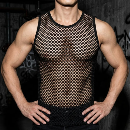 Schwarzes Rave-Mesh Tanktop, Model mit Händen an Hüften, Club-Mode, Graffiti-Hintergrund